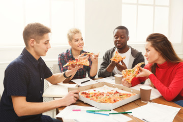 Students learning and eating pizza