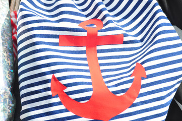 Ein roter Anker auf blauweißen Stoff, als Symbol für Hoffnung...
