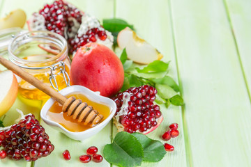 Rosh hashana jewish holiday concept - apples, honey, pomegranate