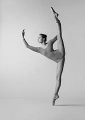 A ballet dancer makes a twine