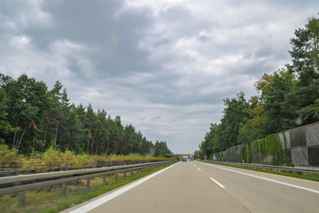 Autobahn Straße Wegweiser Schild Autobahnbrücke Richtungsanzeiger Blitzer Maut Deutschland