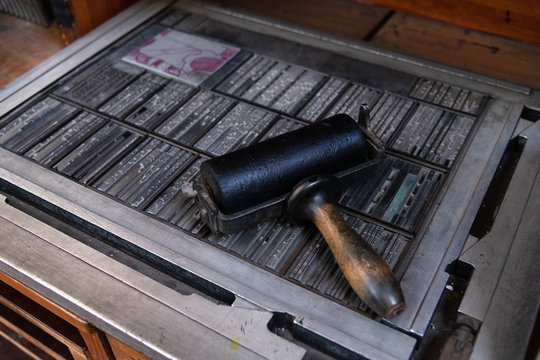 Historischer Zeitungsdruckerrahmen mit Druckwalze