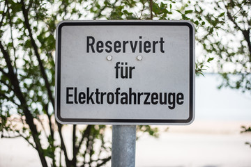 Schild an Stromtankstelle - Reserviert für Elektrofahrzeuge