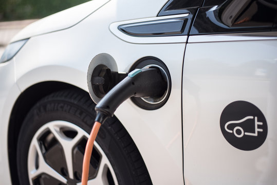 Elektrofahrzeug beim Laden an einer Stromtankstelle
