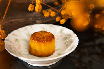 Chinese festival, the family reunited for the Mid-Autumn Festival, enjoying moon cakes,