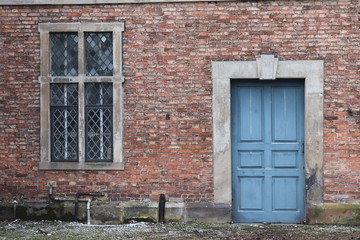 Obraz na płótnie Canvas old wooden door in brick wall