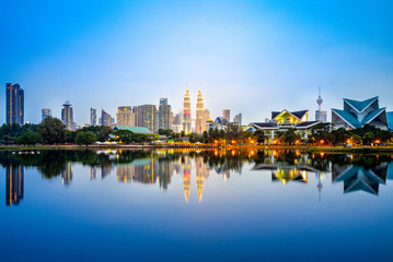 Skyline de Kuala Lumpur au bord du lac au crépuscule