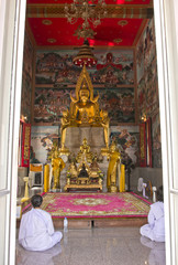 Obraz premium Meditation in front of the Buddha