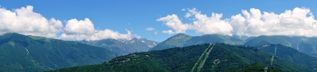Obraz premium Beautiful mountain views with large clouds in Sochi