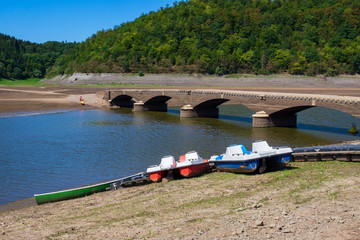 Die Brücke Asel im Edersee, nur bei Niedrigwasser  sichtbar