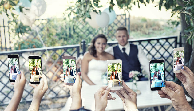 Brautpaar wird fotografiert
