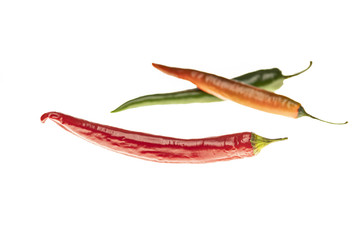 Bunte Peperoni auf einem weissen Hintergrund