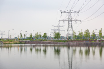 Torri per il trasporto della corrente elettrica situate sulla riva di un fiume