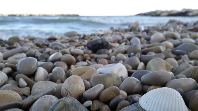 Mare che bagna i sassi