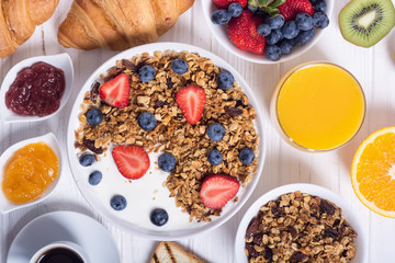 Granola yogurt and berries