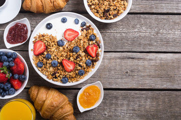 Granola yogurt and berries