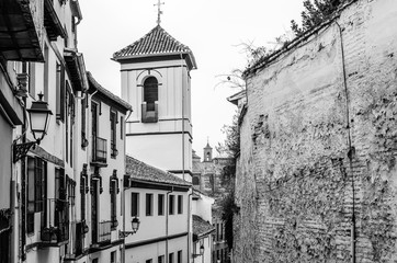 Naklejka premium Black and white image of a church in Granada, Spain
