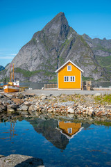 Fischerhütte in der Nähe von Reine (Lofoten) - obrazy, fototapety, plakaty