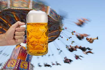 Maßkrug mit Bier auf dem Oktoberfest in München