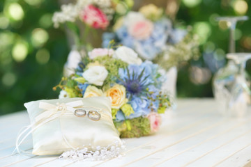 Eheringe und Brautstrauss