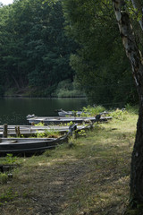 Fototapeta na wymiar Angelboote im Köttinger See im Naturpark Kottenforst-Ville