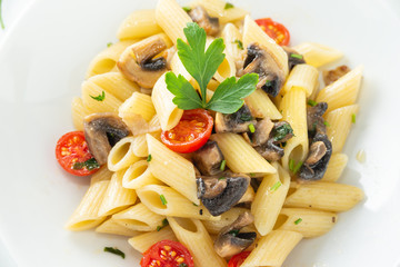 Penne ai funghi e pomodoro fresco 