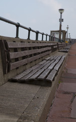 Obraz premium Wooden seating on a pier 