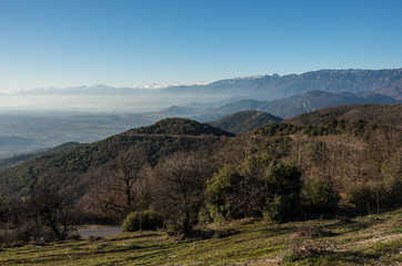 Obraz premium Landscape near Kalambaka town with Pindus mountains at background. Area near with monasteries and rock formations in Meteora, Greece.