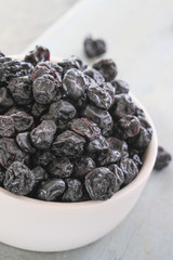 preparing fresh blueberries