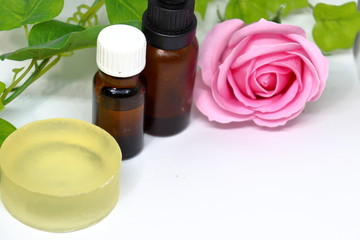 オイルの瓶と石鹸と薔薇