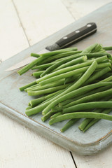 preparing fine green beans
