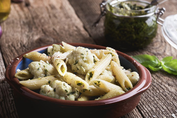 Pasta pesto with cauliflower and cheese