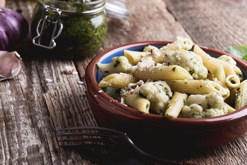 Pasta pesto with cauliflower and cheese