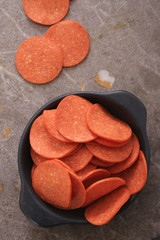 Obraz premium pepperoni slices in dish