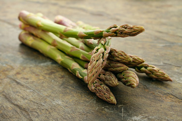 preparing fresh asparagus spears