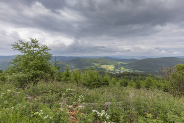Blick auf sauerländer Dorf Milchenbach über tausend Berge