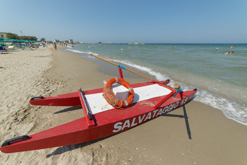 barca di salvataggio sulla spiaggia