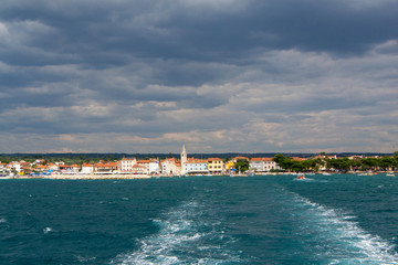 Fototapeta premium View from ship to city