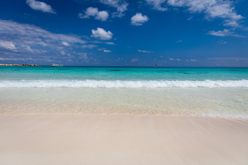 Pristine white sandy beach and turquoise coloured sea in Cancun