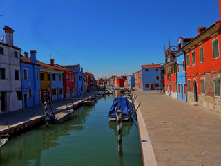 Obraz na płótnie Canvas The romantic houses painted in brilliant pastel shades on the Island of Burano Italy