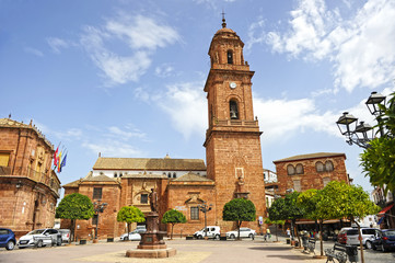 Fototapeta na wymiar Plaza de España con la Iglesia de San Bartolomé en Montoro, provincia de Córdoba, Andalucía, España