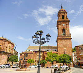 Fototapeta na wymiar Plaza de España e Iglesia de San Bartolomé en Montoro, provincia de Córdoba, Andalucía, España