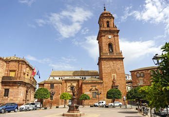 Obraz premium Montoro, Plaza de España con la Iglesia de San Bartolomé, pueblos de la provincia de Córdoba, Andalucía, España