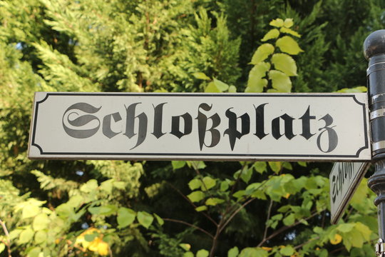 Altes Schild am Schlo&szlig;platz im Zentrum von Lutherstadt-Wittenberg: Schlo&szlig;platz