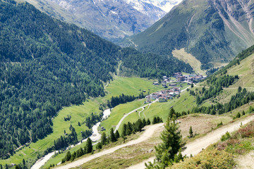 Fototapeta na wymiar Tyrol w Austrii, górskie wędrówki Alpy w lecie, drogi i ścieżki, widok na alpejską dolinę, górskie piesze wycieczki