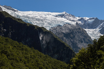 Gletscher mit Wasserfall; Neuseeland