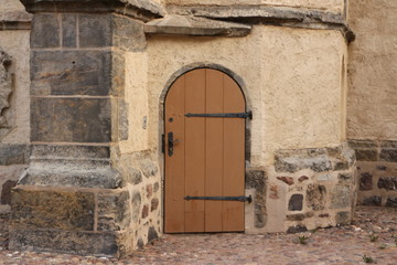 Seiteneingang der Evangelischen Stadtkirche St. Marien im Zentrum von Lutherstadt-Wittenberg