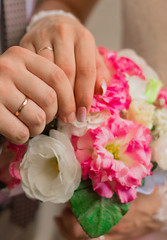 Obraz na płótnie Canvas Wedding rings, bridal bouquet