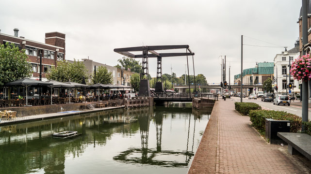 Reflet du pont &agrave; Helmond
