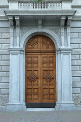 porta in legno di ingresso casa antica Monza, italia